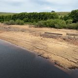 Sogar Großbritannien ist betroffen, obwohl es hier vergleichsweise viel regnet. In Yorkshire wurde im Juni 2025 offiziell die Dürre ausgerufen. Im Bild ist ein Wasserreservoir mit niedrigem Wasserstand in der Gemeinde Ripponden zu sehen. Die Grafschaft war die letzte im Norden Englands, wo nach dem trockensten Frühjahr seit 132 Jahren offiziell Wasserknappheit herrscht