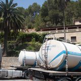 Sogar das deutsche Urlaubsparadies Mallorca ist mittlerweile von Wasserknappheit betroffen. In einer Gemeinde wie Deia kommen in Zeiten großer Trockenheit Wassertankwagen zum Einsatz. Zuletzt wurden vielerorts Sparmaßnahmen verstärkt: In der Touristenhochburg Sóller wurden Strandduschen abgestellt, private Pools dürfen nicht mehr aufgefüllt und Gärten und Grünflächen nicht mehr bewässert werden