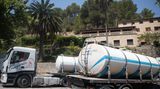 Sogar das deutsche Urlaubsparadies Mallorca ist mittlerweile von Wasserknappheit betroffen. In einer Gemeinde wie Deia kommen in Zeiten großer Trockenheit Wassertankwagen zum Einsatz. Zuletzt wurden vielerorts Sparmaßnahmen verstärkt: In der Touristenhochburg Sóller wurden Strandduschen abgestellt, private Pools dürfen nicht mehr aufgefüllt und Gärten und Grünflächen nicht mehr bewässert werden