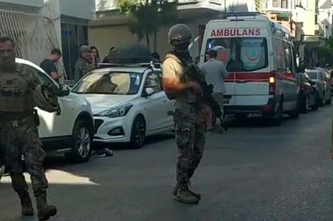 Sicherheitskräfte nach dem Angriff in Balcova, einem Vorort von Izmir