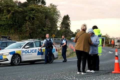 Polizisten und Anwohner an einer Straßensperre