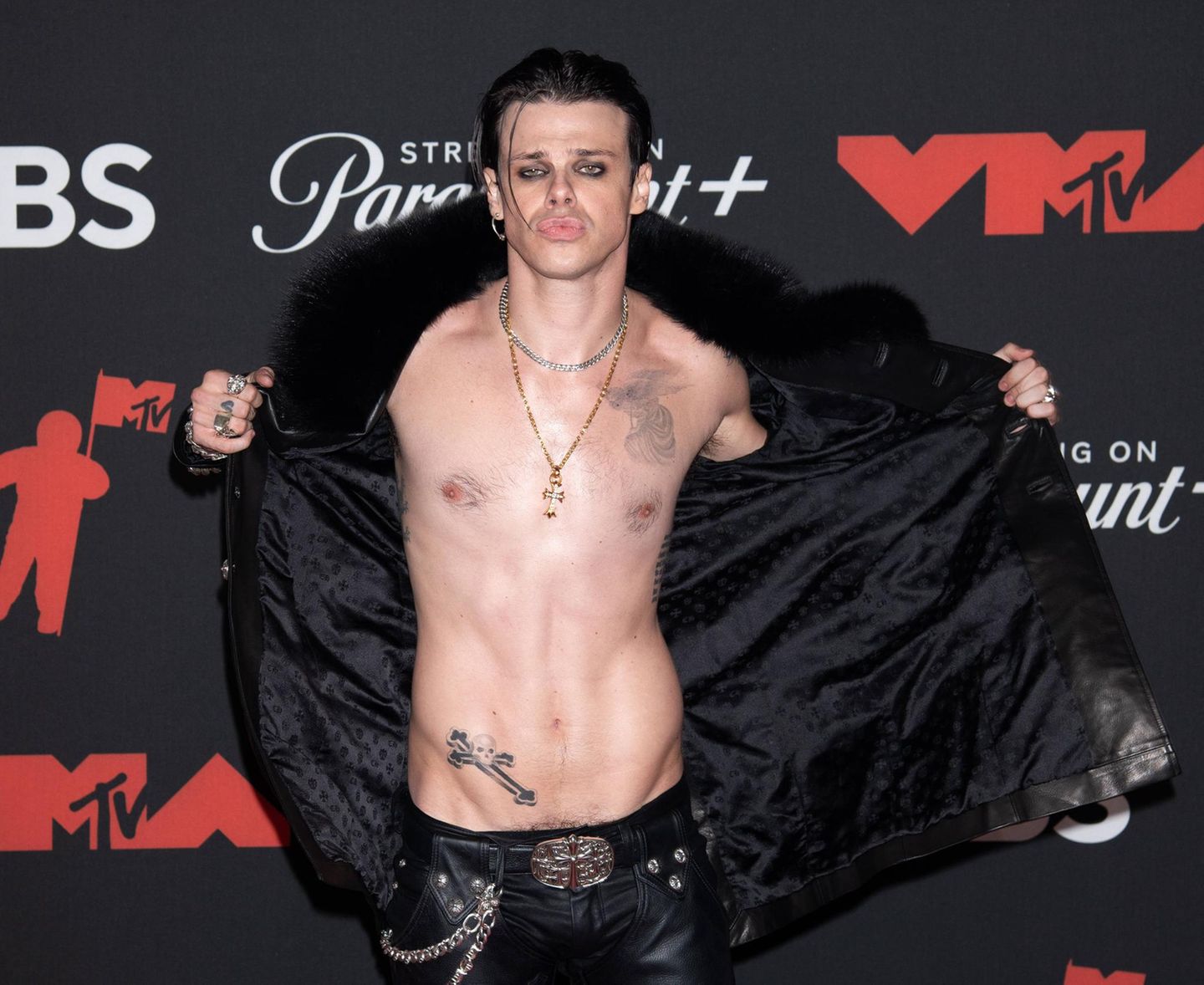 Der britische Sänger Yungblud kam oben ohne und mit schwarzen Mantel mit Fellkragen zur Show. Er gedachte - unter anderem mit Steven Tyler von Aerosmith - dem verstorbenen Ozzy Osbourne mit einem Medley