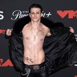 Der britische Sänger Yungblud kam oben ohne und mit schwarzen Mantel mit Fellkragen zur Show. Er gedachte - unter anderem mit Steven Tyler von Aerosmith - dem verstorbenen Ozzy Osbourne mit einem Medley