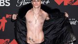 Der britische Sänger Yungblud kam oben ohne und mit schwarzen Mantel mit Fellkragen zur Show. Er gedachte - unter anderem mit Steven Tyler von Aerosmith - dem verstorbenen Ozzy Osbourne mit einem Medley