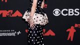 Arian Grande zeigte sich einem Abendkleid mit Schößchen und Polka Dots auf dem roten Teppich. Sie wurde gleich drei Mal ausgezeichnet, unter anderem mit dem Preis für das Video des Jahres für ihren Song "Brighter Days Ahead". In ihrer Dankesrede erwähnte sie ausdrücklich die queere Community  - und dankte auch ihrem Therapeuten