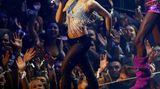  ...im glitzernden Fransen-BH und unter künstlichem Regen auf der Bühne. Ihr Auftritt erinnerte an berühmte Pop-Performances der 2000er im Stil von Britney Spears und Christina Aguilera. Carpenter hatte jedoch auch ein politisches Element in ihrer Show: Sie tanzte neben Drag-Queens und präsentierte Banner, die sich für die Rechte von Trans-Menschen einsetzten