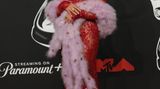 Mit einem sogenannten "Naked Dress" mit durchsichtigen Elementen zeigte sich Sabrina Carpenter auf dem roten Teppich der VMAs. Sie gilt als Popstar der Stunde, bekam ebenfalls drei Preise und stand später...