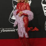Mit einem sogenannten "Naked Dress" mit durchsichtigen Elementen zeigte sich Sabrina Carpenter auf dem roten Teppich der VMAs. Sie gilt als Popstar der Stunde, bekam ebenfalls drei Preise und stand später...