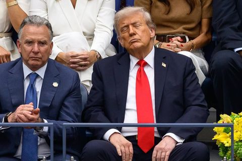 Donald Trump hält beim US-Open-Finale der Herren im Arthur Ashe Stadium offensichtlich ein Nickerchen.