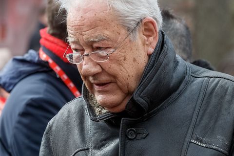 Engholm, ehemaliger Ministerpräsident Schleswig-Holsteins, will vor dem von der Schließung bedrohten Lübecker Café "Salut" Curry