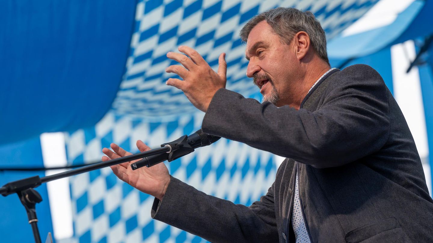 Markus Söder appears to the music of Darth Vader at Gillamoos