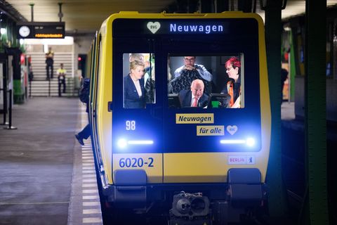 Der Regierende Bürgermeister Kai Wegner (CDU) saß bei der Premierenfahrt der neuen U-Bahn-Baureihe JK am Steuer. Foto: Bernd von