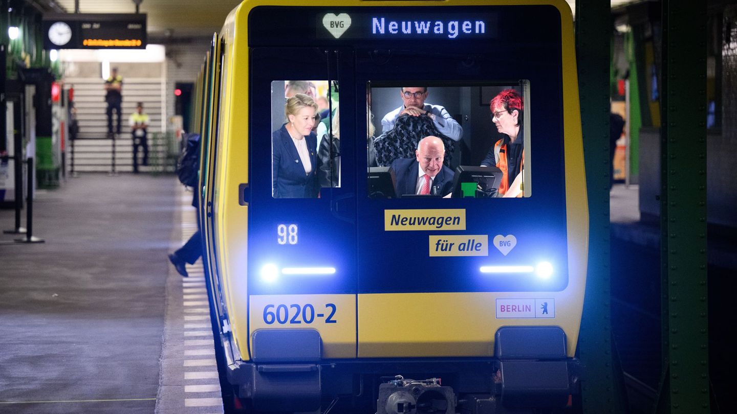 Der Regierende Bürgermeister Kai Wegner (CDU) saß bei der Premierenfahrt der neuen U-Bahn-Baureihe JK am Steuer. Foto: Bernd von