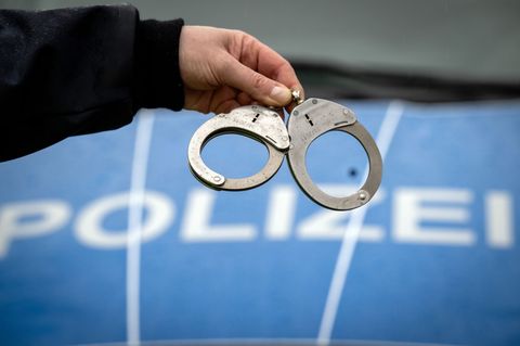 Die Bundespolizei hat am Flughafen Hamburg einen 18 Jahre alten Mann festgenommen. (Symbolbild) Foto: Soeren Stache/dpa