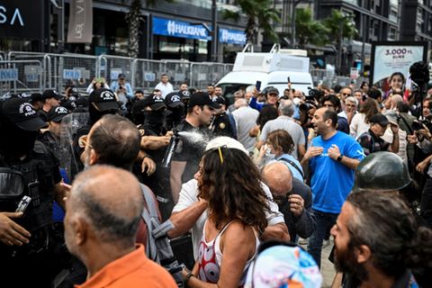 Polizei setzt Tränengas gegen Demonstranten ein