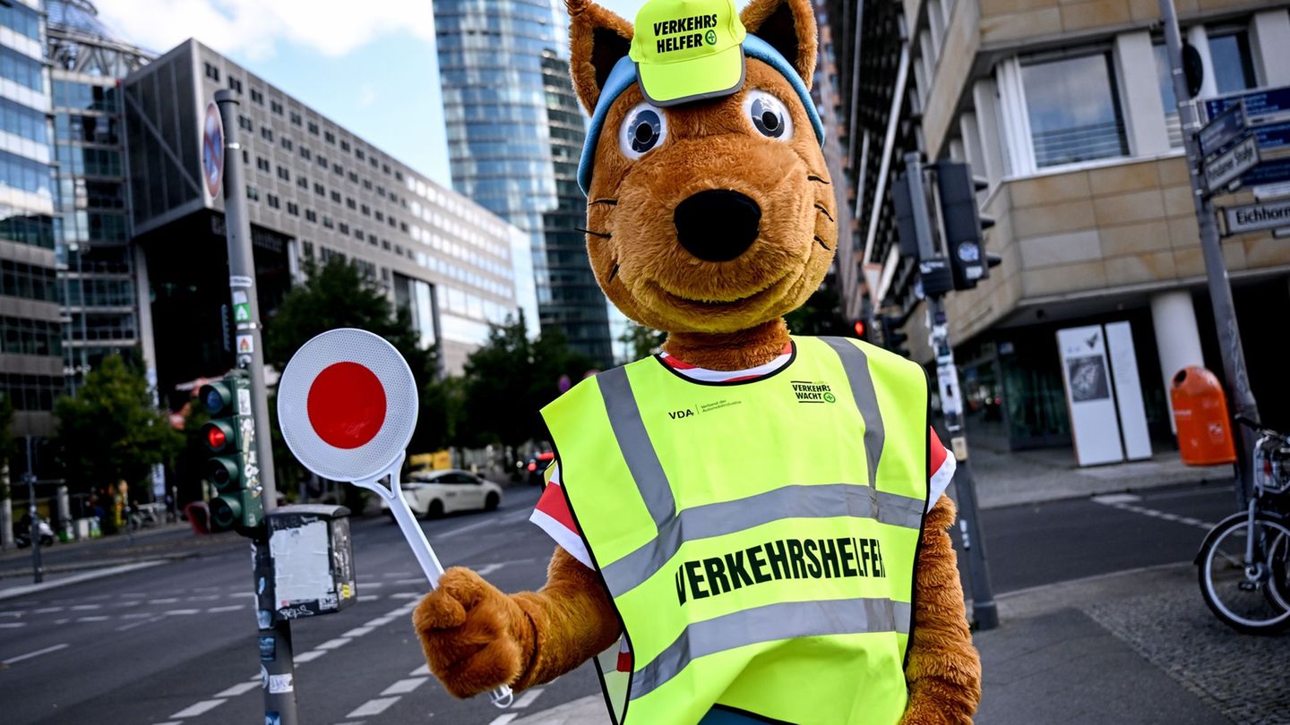 Mit dem Schulanfang steigt auch der Verkehr in der Stadt. Die Berliner Verkehrswacht möchte mit Maskottchen Emil Eichhörnchen au