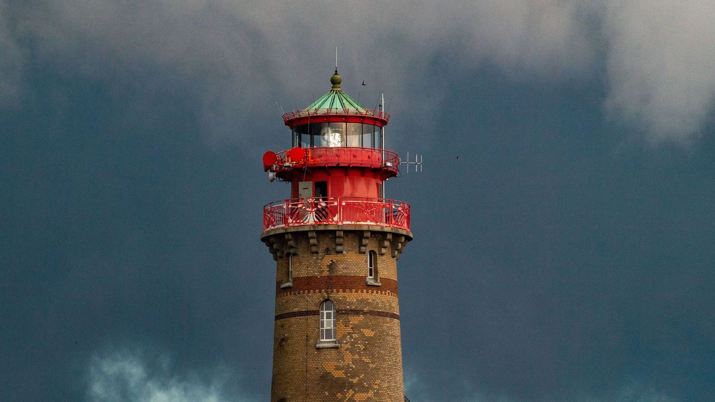 Der Leuchtturm am Kap Arkona soll umfassend saniert werden. (Archivbild) Foto: Stefan Sauer/dpa