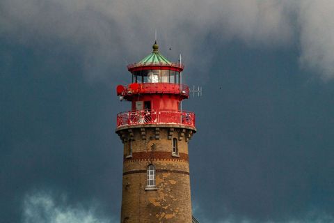 Der Leuchtturm am Kap Arkona soll umfassend saniert werden. (Archivbild) Foto: Stefan Sauer/dpa