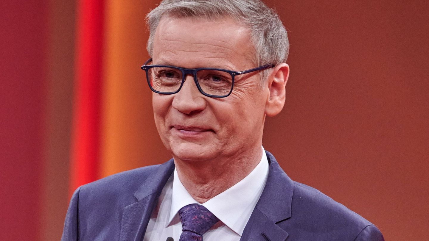 In einer neuen Folge von "Wer wird Millionär?" ist Moderator Günther Jauch mit Gehhilfen zu sehen. (Archivbild) Foto: Henning Ka