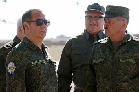Ex-Kremlchef Medwedew bei einem Militärbesuch. (Archivbild) Foto: Ekaterina Shtukina/Pool Sputnik Kremlin/AP/dpa