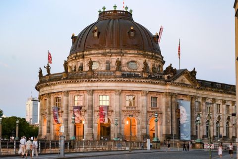 Das Bode-Museum mit dem Münzkabinett und die Monbijoubrücke am Abend in Berlin