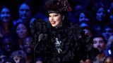 Lady Gaga hatte mit insgesamt vier Preisen die Nase vorn. Gleich zu Beginn wurde sie als Künstlerin des Jahres ausgezeichnet - und zog dann direkt weiter in den rund 30 Kilometer entfernten Madison Square Garden in Manhattan, um ein Konzert im Rahmen ihrer "The Mayhem Ball"-Tour zu geben. Gaga kam in einem hochgeschlossenen schwarzen Rüschenkleid mit passendem Kopfschmuck auf die Bühne. "Ich wünschte, ich könnte bleiben und all diese großartigen Auftritte anschauen, aber ich muss zurück in den Madison Square Garden", sagte die 39-Jährige