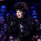 Lady Gaga hatte mit insgesamt vier Preisen die Nase vorn. Gleich zu Beginn wurde sie als Künstlerin des Jahres ausgezeichnet - und zog dann direkt weiter in den rund 30 Kilometer entfernten Madison Square Garden in Manhattan, um ein Konzert im Rahmen ihrer "The Mayhem Ball"-Tour zu geben. Gaga kam in einem hochgeschlossenen schwarzen Rüschenkleid mit passendem Kopfschmuck auf die Bühne. "Ich wünschte, ich könnte bleiben und all diese großartigen Auftritte anschauen, aber ich muss zurück in den Madison Square Garden", sagte die 39-Jährige