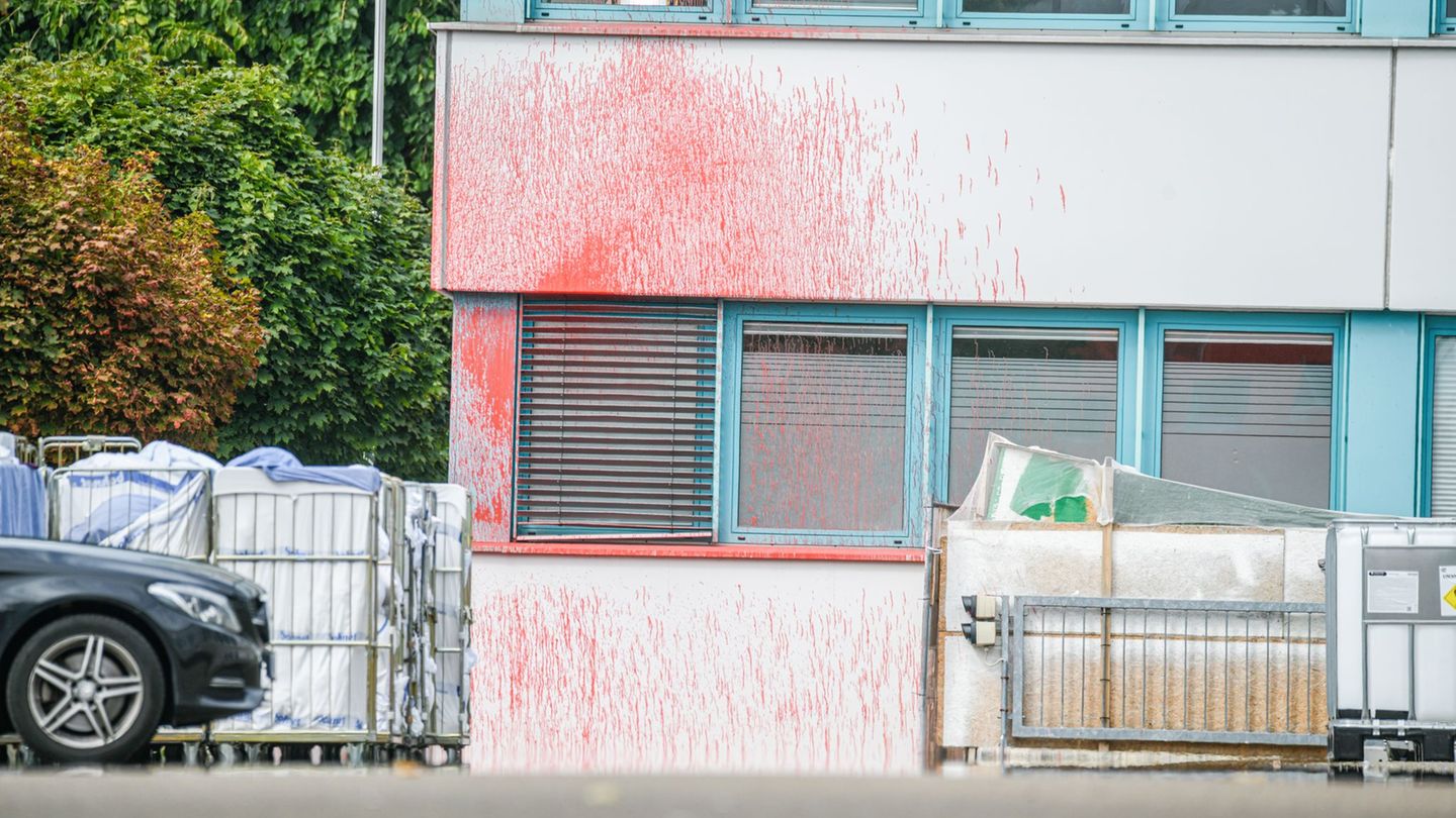 Nach Farbschmierereien am Gebäude einer Rüstungsfirma in Ulm ermittelt der Staatsschutz. Foto: Jason Tschepljakow/dpa
