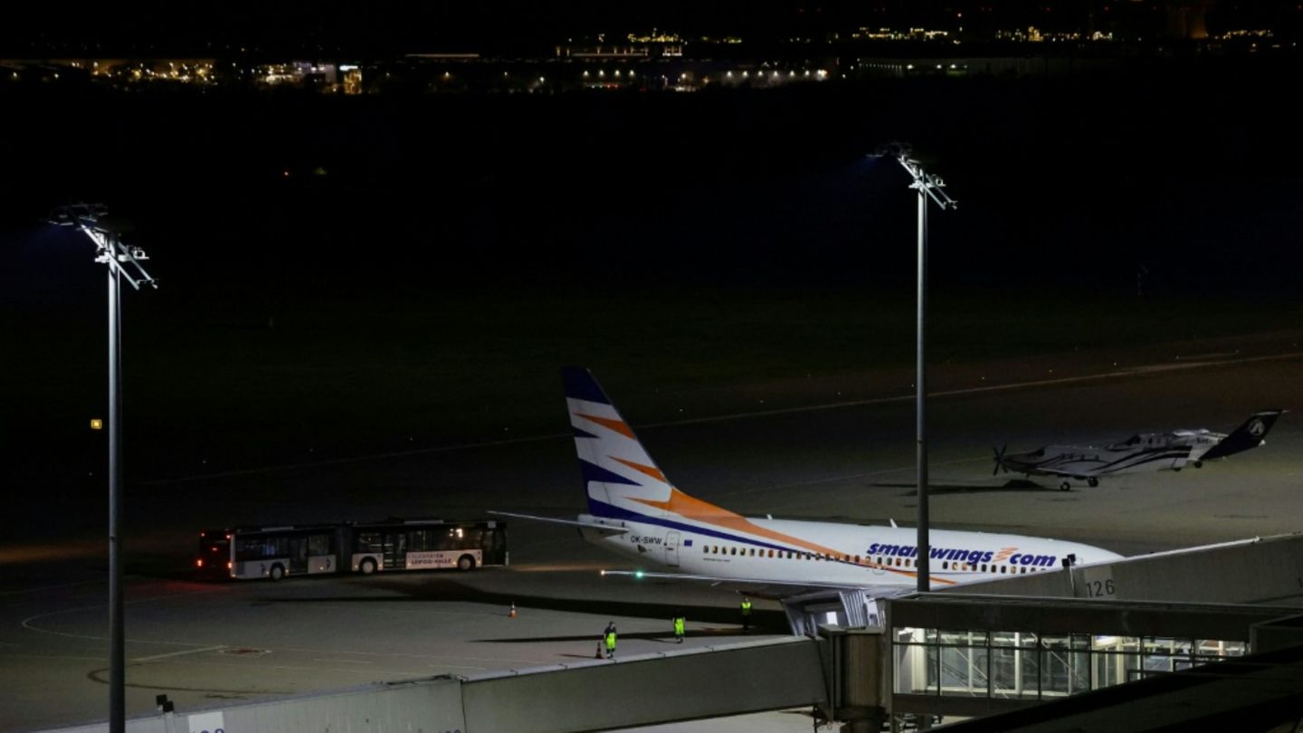 Ein Flugzeug mit afghanischen Staatsangehörigen in Leipzig (Archiv)