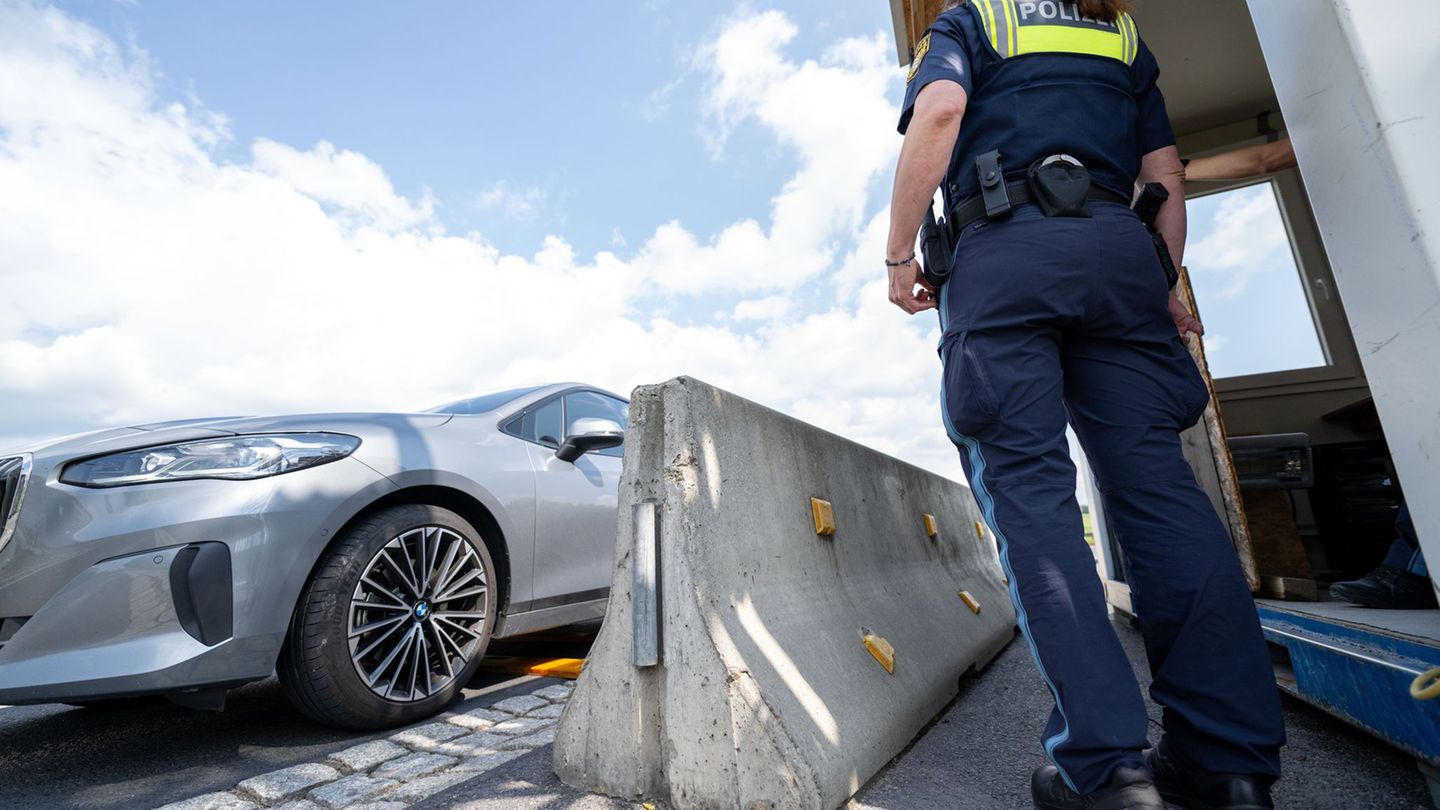Seit dem 8. Mai weist die Bundespolizei an Bayerns Grenzen Asylsuchende in Einzelfällen zurück. (Archivbild) Foto: Pia Bayer/dpa