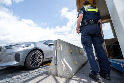 Seit dem 8. Mai weist die Bundespolizei an Bayerns Grenzen Asylsuchende in Einzelfällen zurück. (Archivbild) Foto: Pia Bayer/dpa