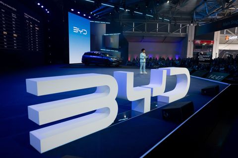 Der chinesische Autobauer BYD tritt auf der IAA voller Selbstbewusstsein auf. Foto: Sven Hoppe/dpa