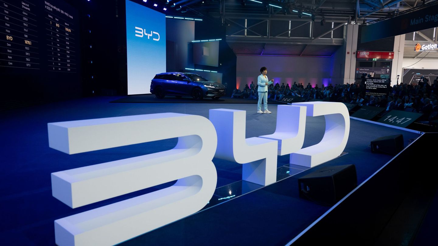 Der chinesische Autobauer BYD tritt auf der IAA voller Selbstbewusstsein auf. Foto: Sven Hoppe/dpa