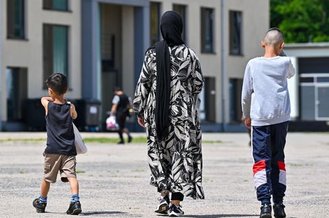 In Deutschland wohnen viele Asylbewerber länger als sie eigentlich müssten in staatlichen Unterkünften, weil sie Schwierigkeiten