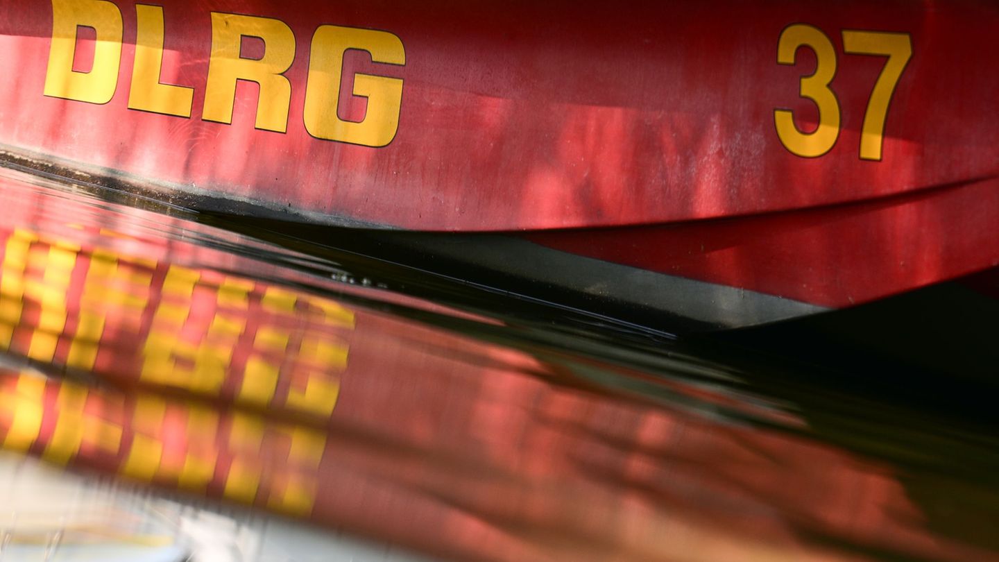 Auch die DLRG war wegen des gekenterten Kanus im Einsatz. (Symbolbild) Foto: Sebastian Gollnow/dpa