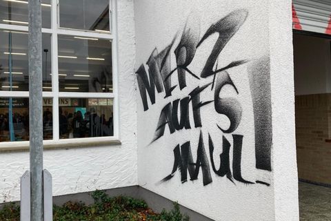 "Merz aufs Maul"-Graffiti an Wand in Menden