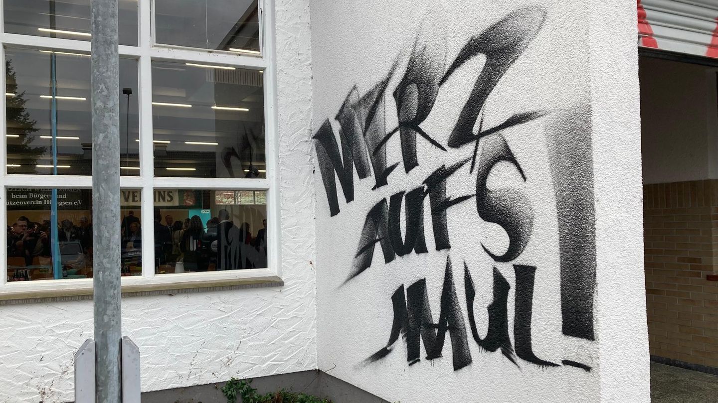 "Merz aufs Maul"-Graffiti an Wand in Menden