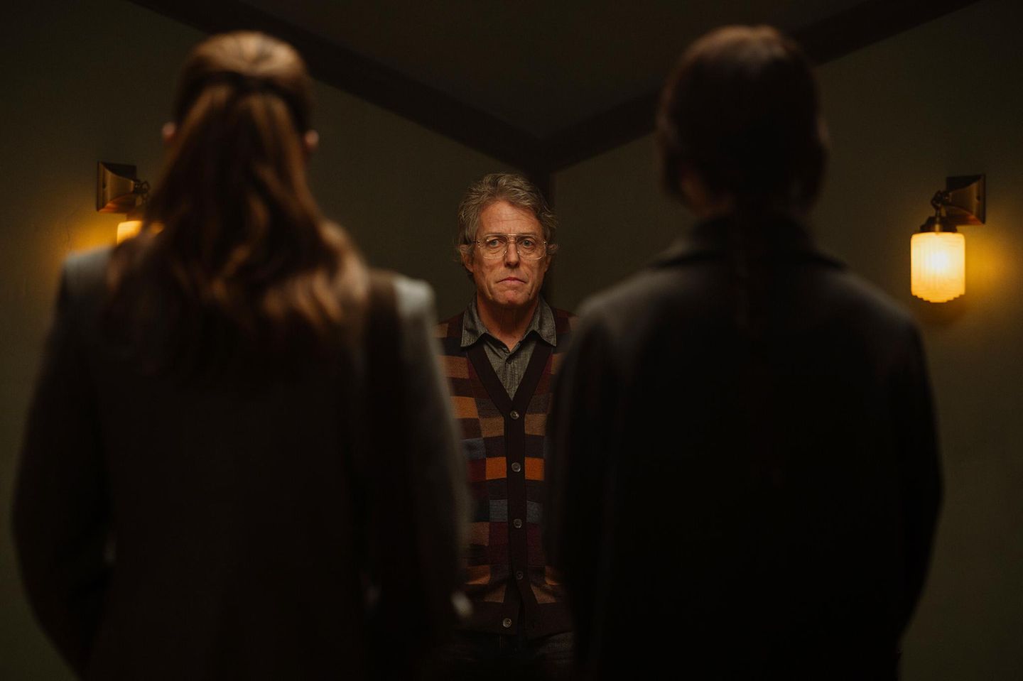 2024 ging Grant noch einen Schritt weiter. In dem Horrofilm "Heretic" spielt er einen alleinstehenden älteren Mann, der sich als Psychopath entpuppt und mit zwei jungen Missionarinnen in seinem Haus ein tödliches Katz-und-Maus-Spiel veranstaltet. Für seine überzeugende Darbietung erhielt der Schauspieler eine Golden-Globe-Nominierung 