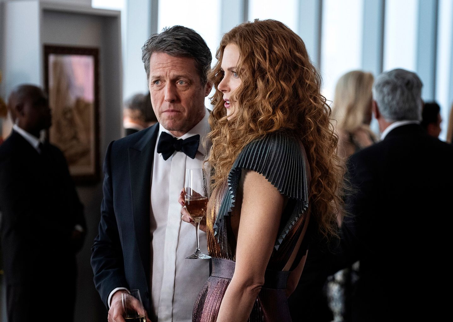 2020 schockte Hugh Grant mit einem krassen Rollenwechsel: In der sechsteiligen Serie "The Undoing" spielte er Jonathan Grant, einen erfolgreichen Arzt und Familienvater. Doch die Fassade bröckelt bald, als klar wird, dass Grant nicht nur seine von Nicole Kidman gespielte Frau hintergeht. Er wird sogar des Mordes bezichtigt