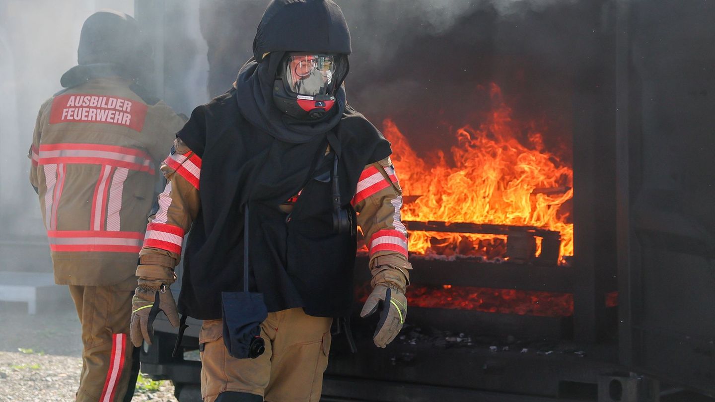 Feuerwehrleute bei einer Übung im neuen Brand- und Katastrophenschutzzentrum Vogtland. Foto: Jan Woitas/dpa