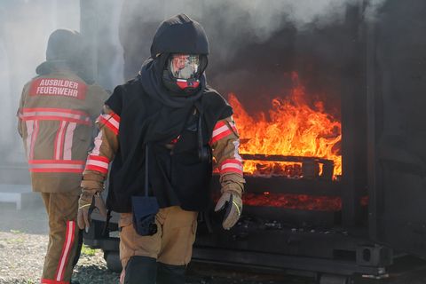 Feuerwehrleute bei einer Übung im neuen Brand- und Katastrophenschutzzentrum Vogtland. Foto: Jan Woitas/dpa