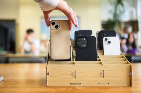 Handyverbot: Lehrerin sammelt Handy auf ihrem Schreibtisch
