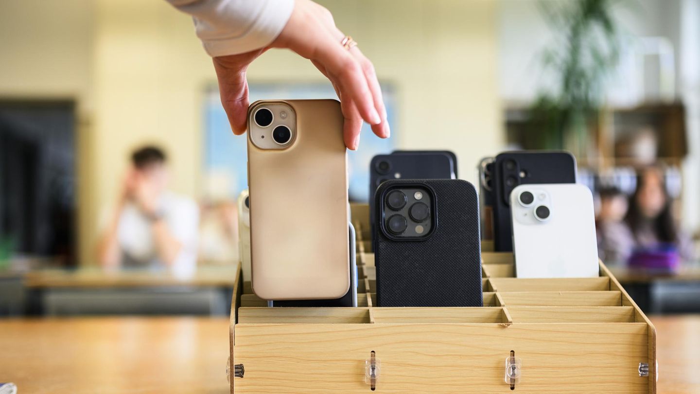Handyverbot: Lehrerin sammelt Handy auf ihrem Schreibtisch