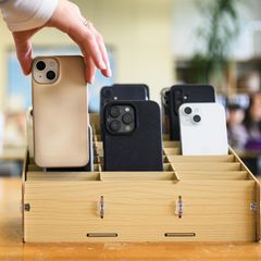 Handyverbot: Lehrerin sammelt Handy auf ihrem Schreibtisch