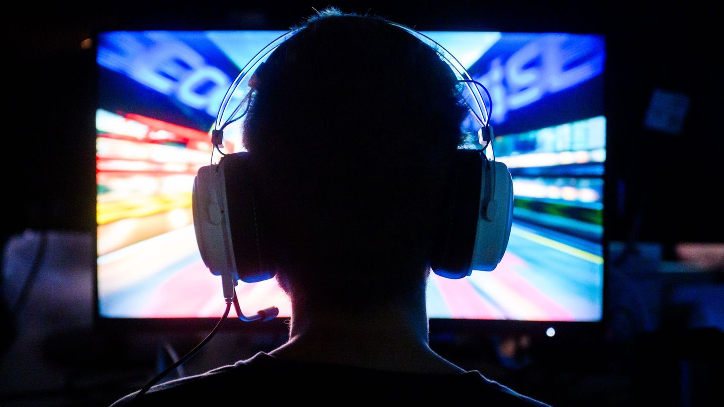 Ein Gamer löst einen Einsatz der Polizei in Pinneberg aus. (Symbolbild) Foto: Julian Stratenschulte/dpa