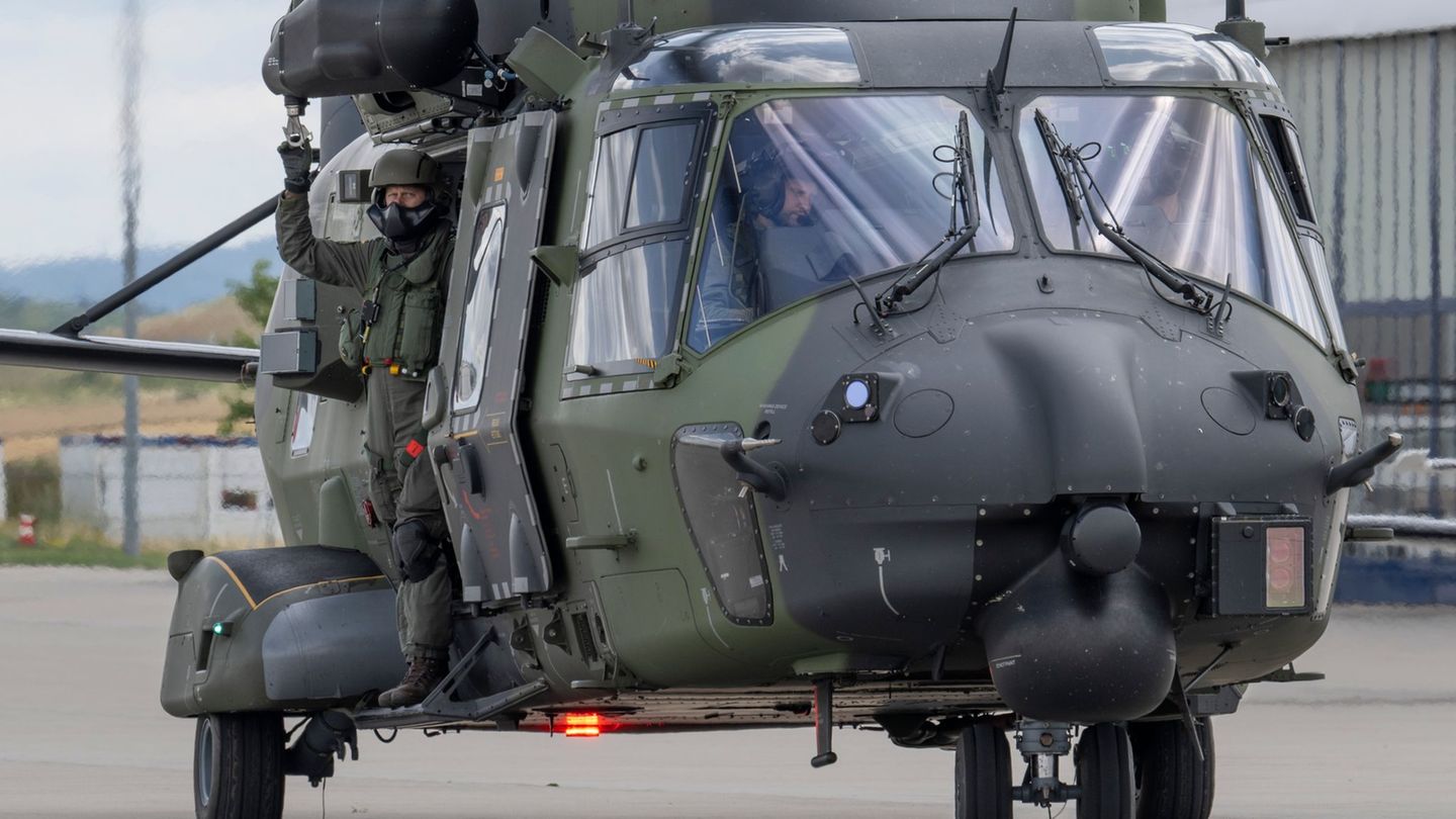 Der Soldat sei aus fünf bis sechs Metern Höhe abgestürzt, hieß es (Symbolbild). Foto: Boris Roessler/dpa
