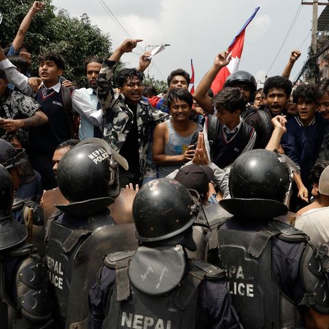 Demonstranten stoßen in Nepals Hauptstadt Kathmandu mit Polizisten zusammen