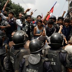 Demonstranten stoßen in Nepals Hauptstadt Kathmandu mit Polizisten zusammen