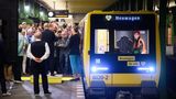 Berlin, Deutschland. Patricia Leis (r.), Zugfahrerin und Fahrlehrerin, bekommt in der Fahrerkabine wohl nicht viel mit von der Rede, die Berlins Regierender Bürgermeister Kai Wegner (CDU) auf dem Bahnsteig hält. Denn hier im U-Bahnhof Deutsche Oper fährt keine gewöhnliche U-Bahn ab, sondern die neue U-Bahn der Baureihe JK der Berliner Verkehrsbetriebe (BVG)
