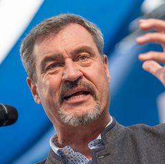 Söder läuft zu legendärer Schurken-Hymne ein